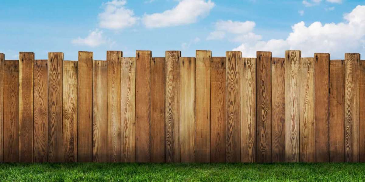 What Are the Advantages and Practical Applications of an Expandable Faux Fence