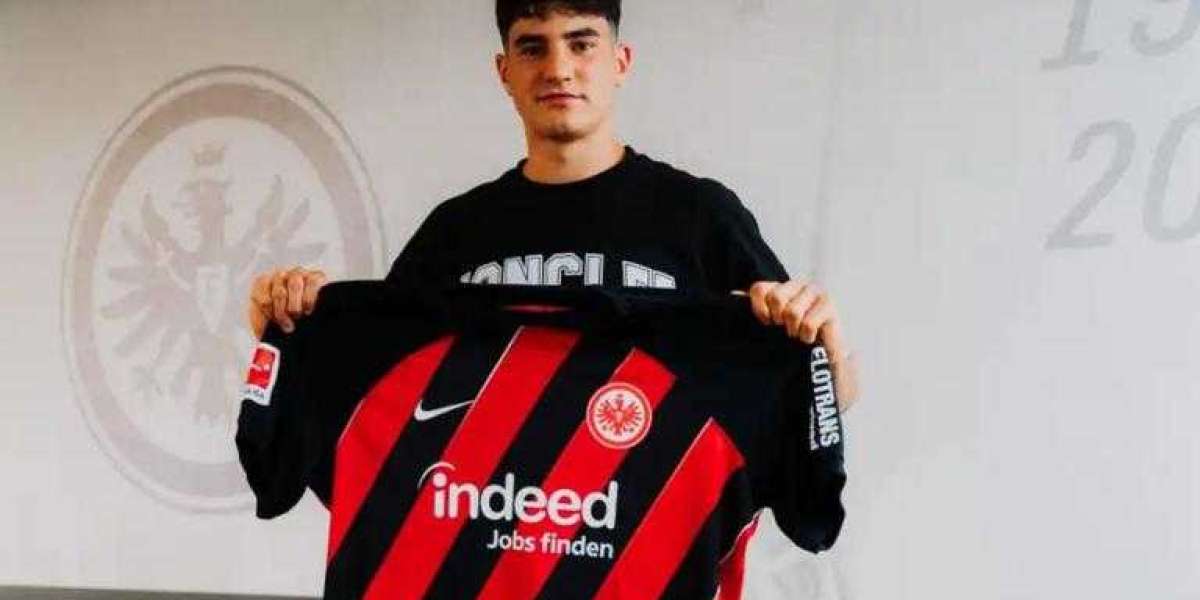 Überraschender Neuzugang: Offensivspieler unterschreibt bei Eintracht Frankfurt