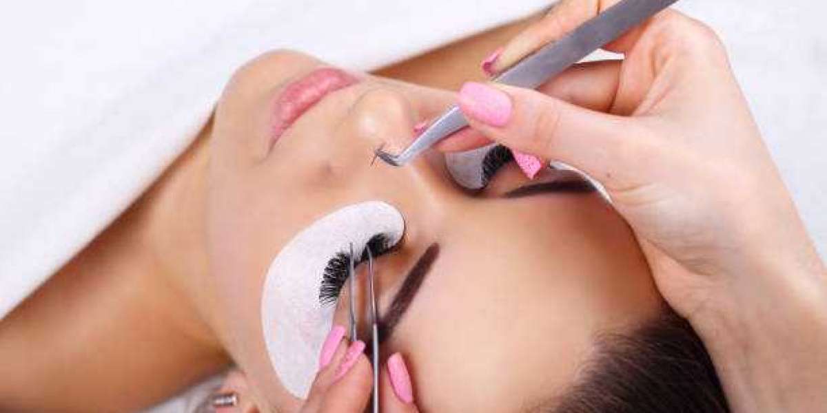 Lash Queens: Elevating Beauty with Eyelash Extensions in Manhattan