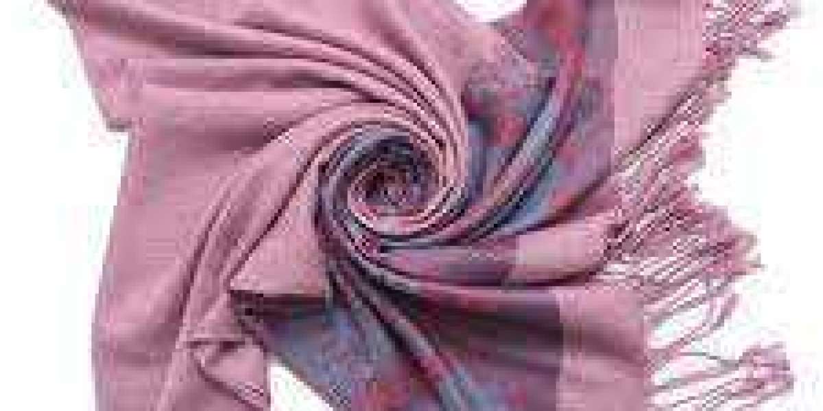 Elegance in Threads: The Timeless Allure of the Pashmina Scarf