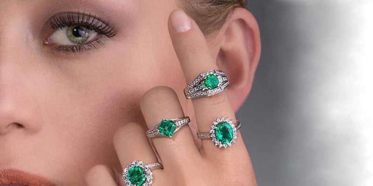 How to Choose a Beautiful Emerald Engagement Ring?