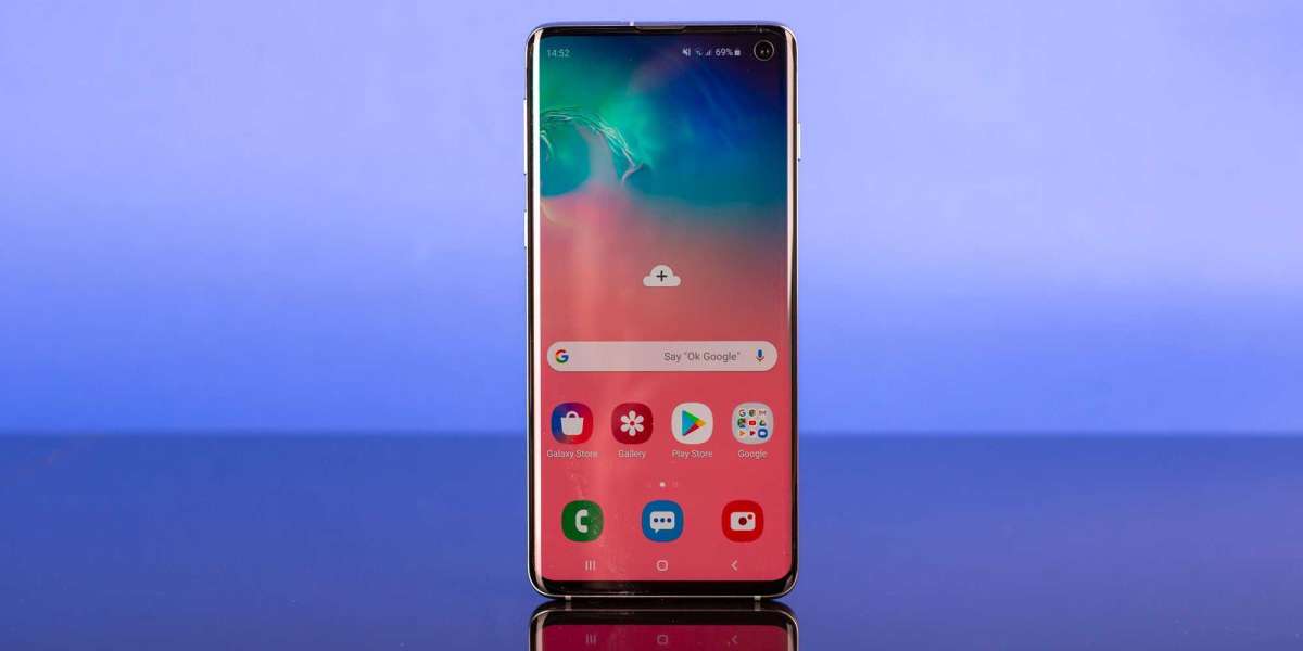 The Samsung S10's Immersive Display and Audio Technology